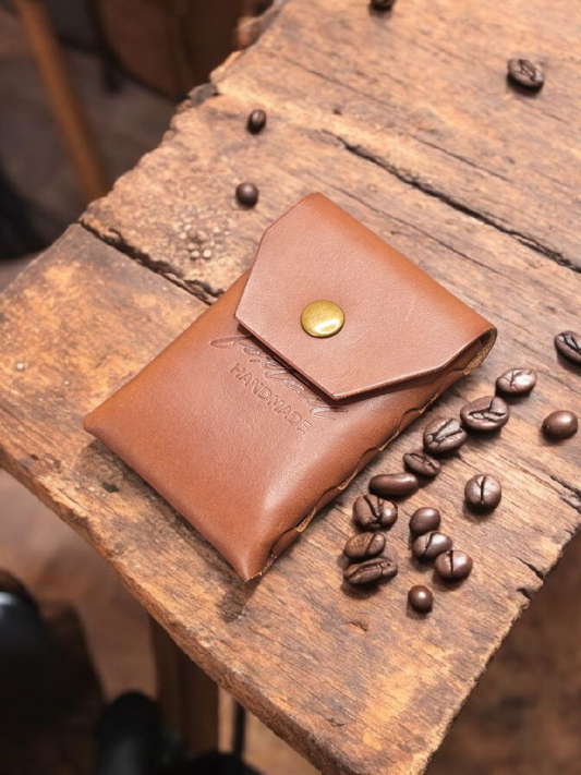 Кожен калъф за карти без шевове, ръчна изработка от естествена кожа, стил и качество.