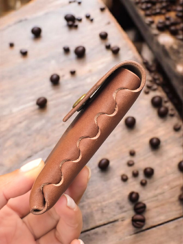 Кожен калъф за карти без шевове, ръчна изработка от естествена кожа, стил и качество.