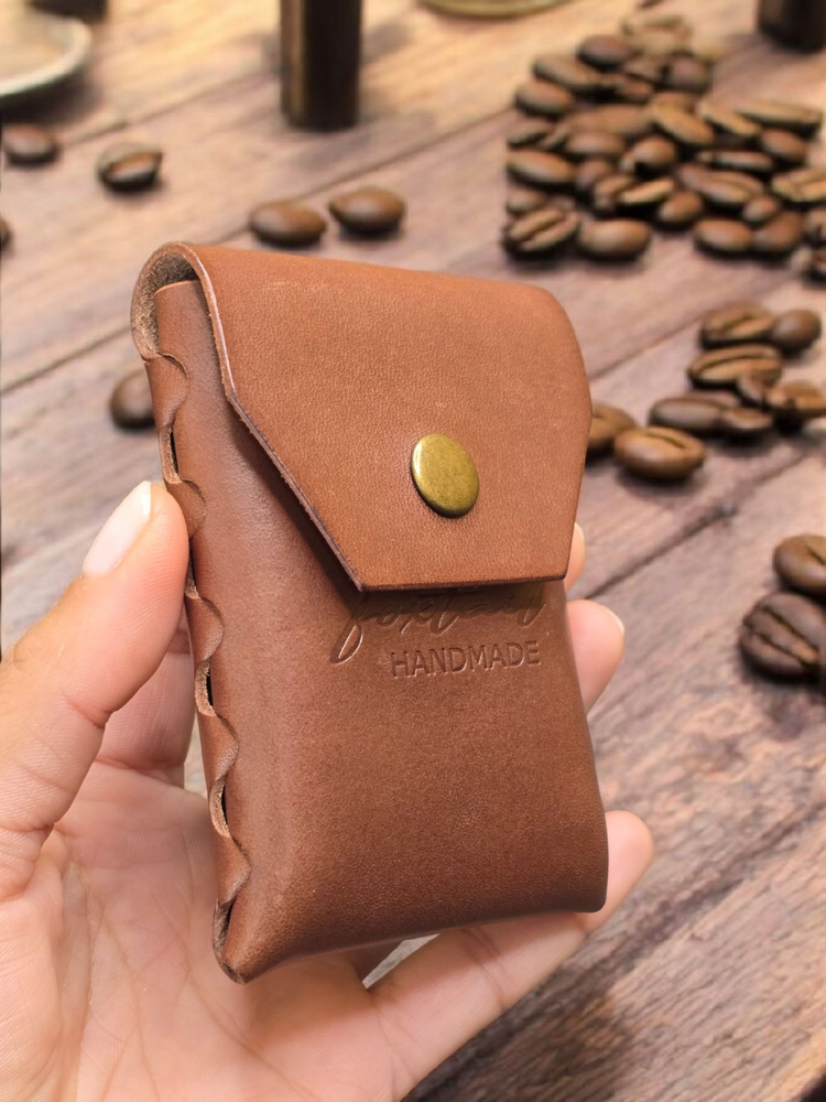 Кожен калъф за карти без шевове, ръчна изработка от естествена кожа, стил и качество.