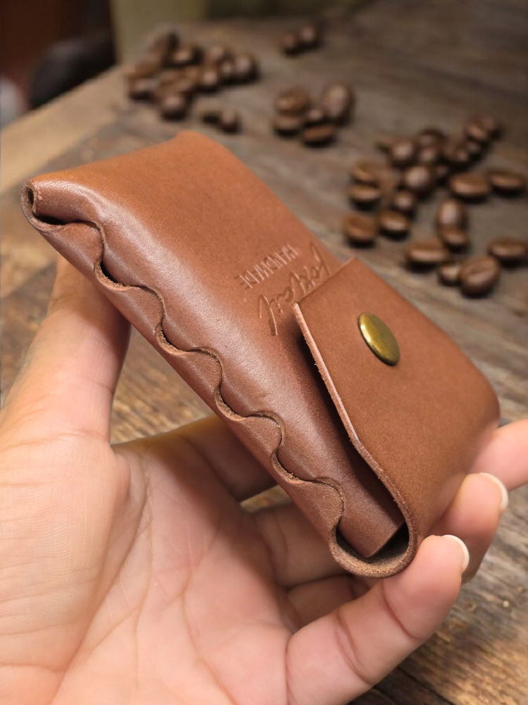 Кожен калъф за карти без шевове, ръчна изработка от естествена кожа, стил и качество.