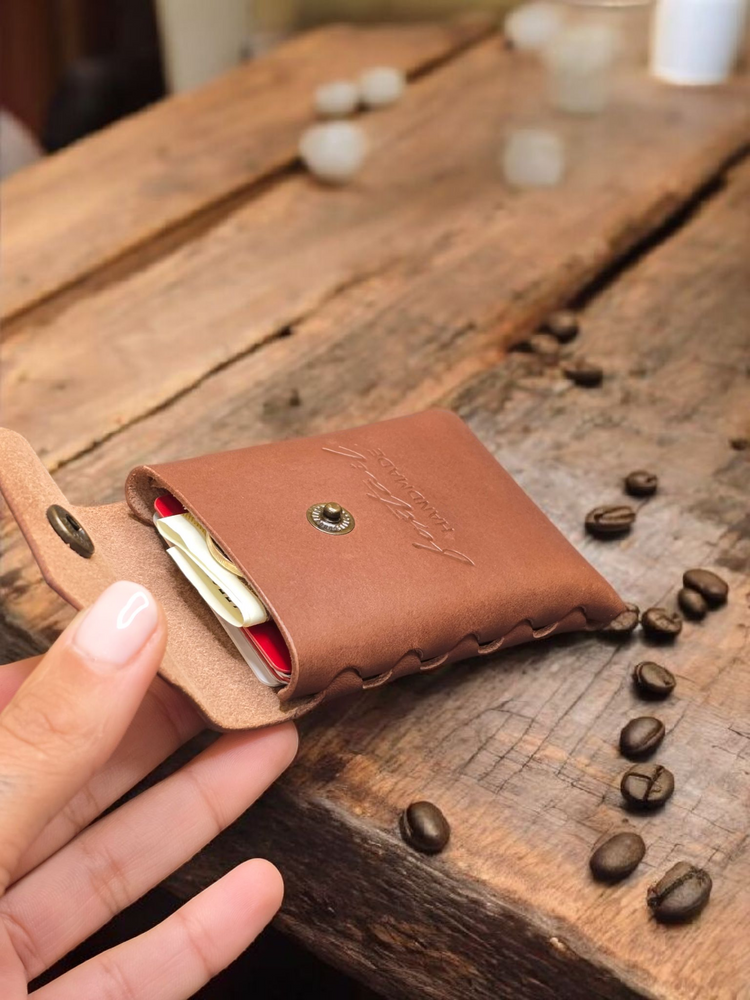 Кожен калъф за карти без шевове, ръчна изработка от естествена кожа, стил и качество.