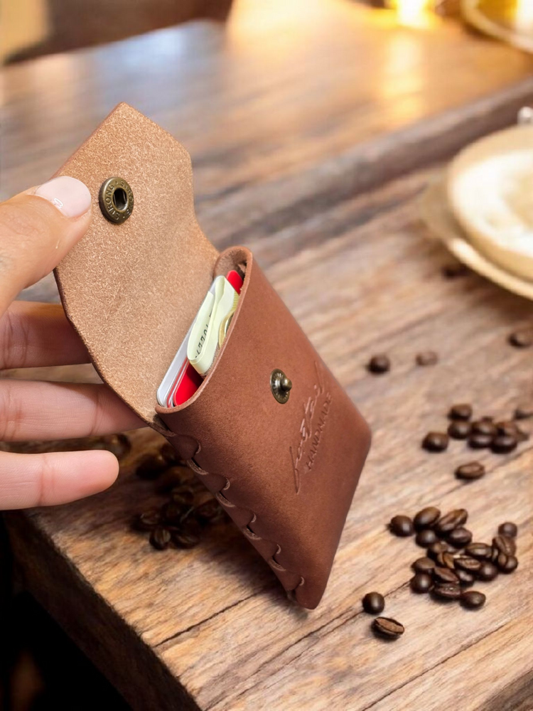 Кожен калъф за карти без шевове, ръчна изработка от естествена кожа, стил и качество.