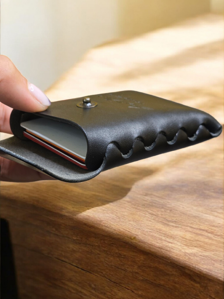 Кожен калъф за карти без шевове, ръчна изработка от естествена кожа, стил и качество.