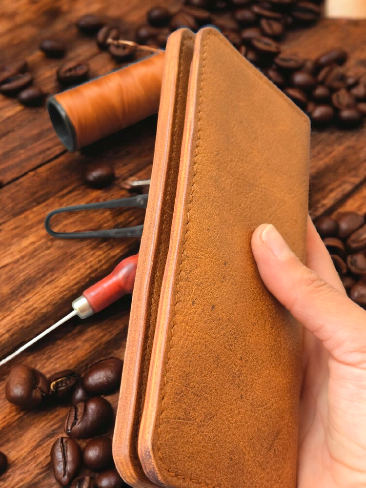 Дълъг портфейл с цип от естествена кожа, ръчна изработка – идеален за подарък или специален повод.