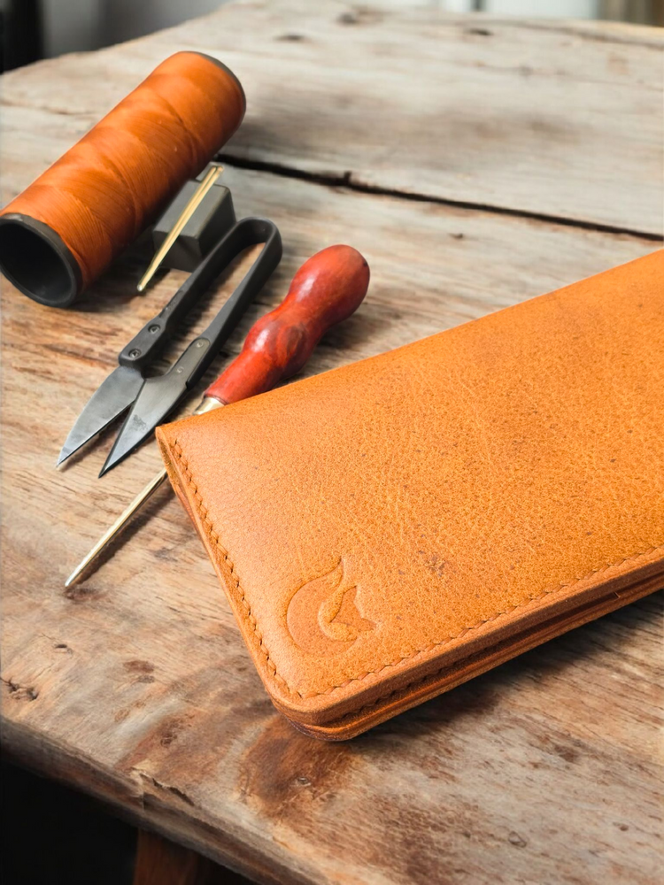 Дълъг портфейл с цип от естествена кожа, ръчна изработка – идеален за подарък или специален повод.