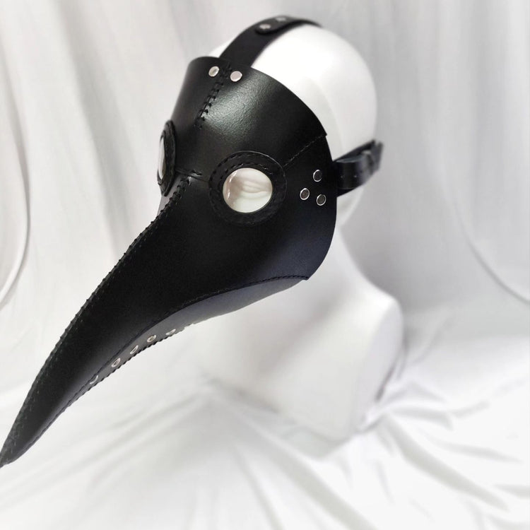 Ръчна изработка от естествена кожа за БДСМ ролеви игри, вдъхновени от Доктор Чума.