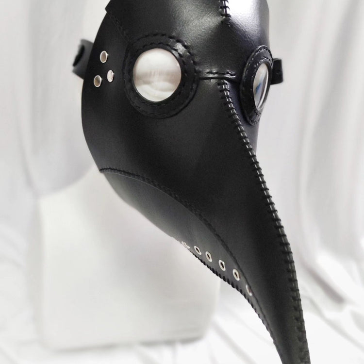 Ръчна изработка от естествена кожа за БДСМ ролеви игри, вдъхновени от Доктор Чума.