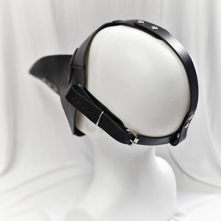 Ръчна изработка от естествена кожа за БДСМ ролеви игри, вдъхновени от Доктор Чума.