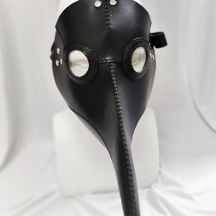 Ръчна изработка от естествена кожа за БДСМ ролеви игри, вдъхновени от Доктор Чума.