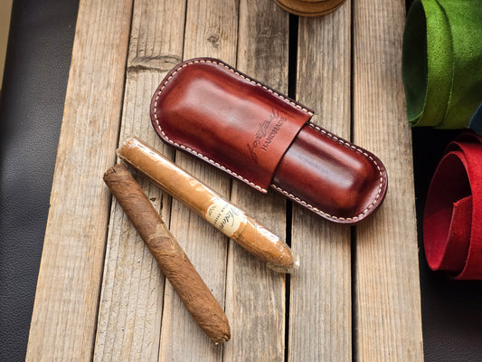 Луксозен калъф за пури от естествена кожа, ръчна изработка, идеален подарък за мъже, които ценят качеството и стила.