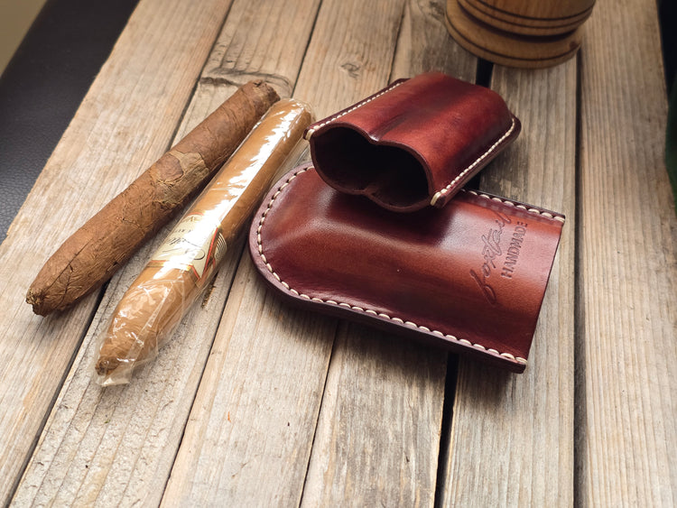 Кожен тубус за пури CigarVoyager, ръчно изработен от естествена кожа, осигуряващ защита и стил при пътуване.