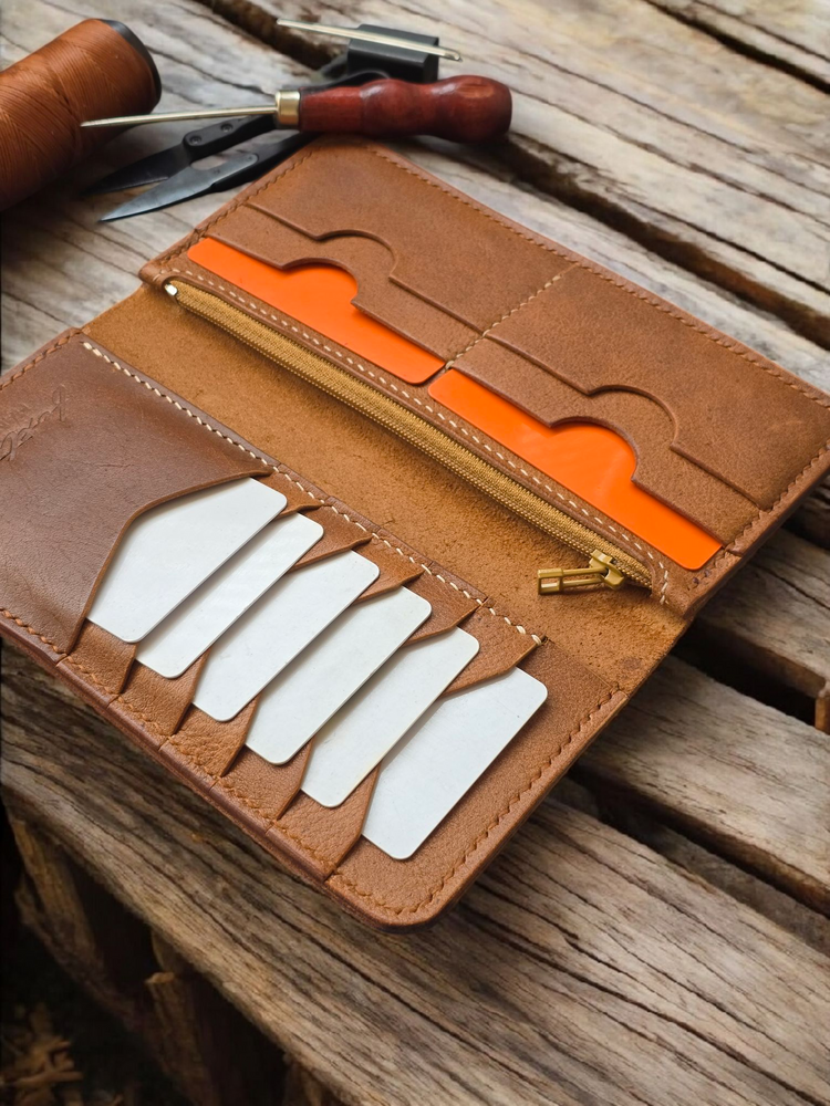 Дълъг портфейл с цип от естествена кожа, ръчна изработка – идеален за подарък или специален повод.