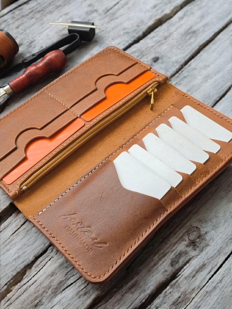 Дълъг портфейл с цип, от естествена кожа, ръчна изработка. За подарък, специален повод.