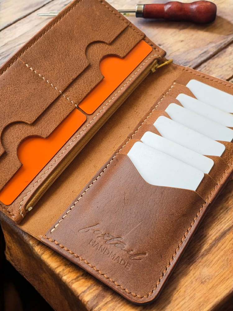 Дълъг портфейл с цип от естествена кожа, ръчна изработка – идеален за подарък или специален повод.