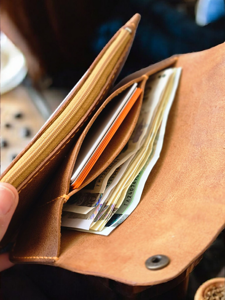 Ръчно изработен клъч портфейл Elite Compact от естествена кожа. Унисекс дизайн, цип за монети, място за карти и банкноти. За подарък.