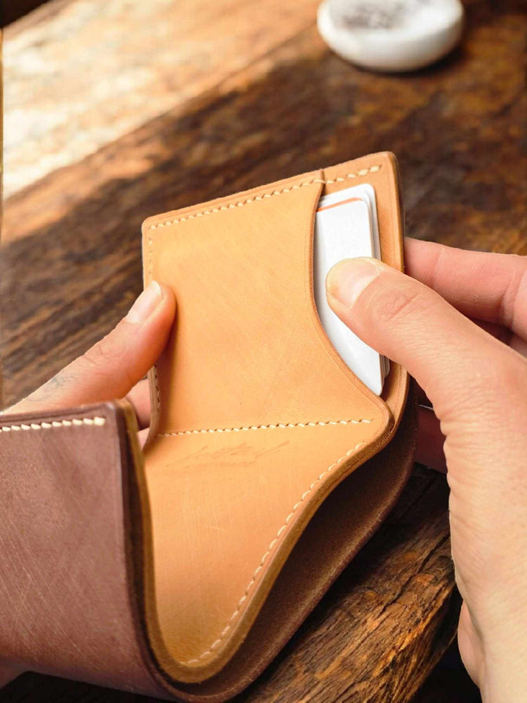 Унисекс кожен портфейл с монетник – изработен от естествена кожа, компактен и елегантен.