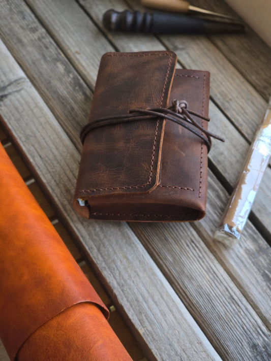 Ръчно изработен тютюнев калъф от Crazy Horse кожа – устойчив, стилен и практичен