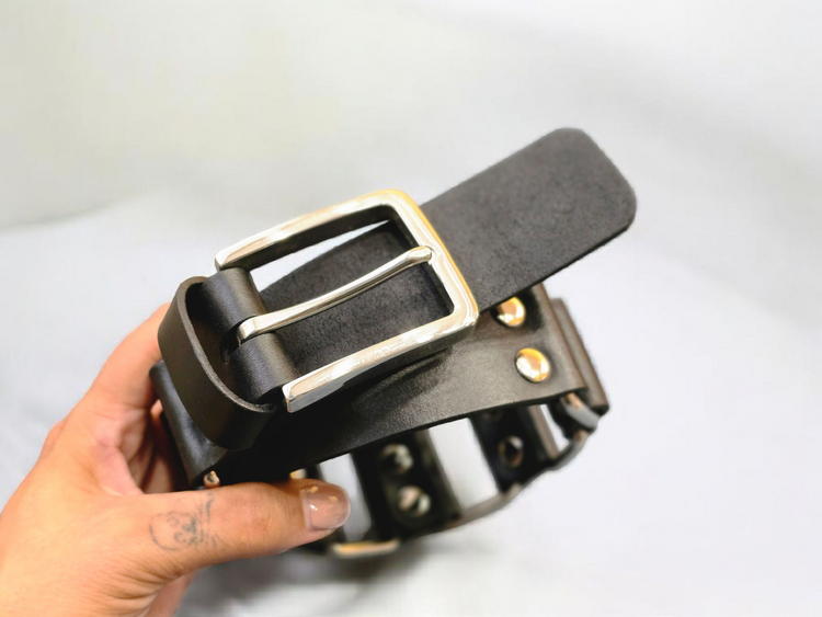 Детайли на ръчна изработка – здрав и елегантен кожен колан