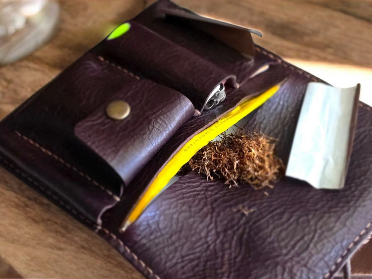 Кожен калъф с опция за гравиране на инициали или лично послание.