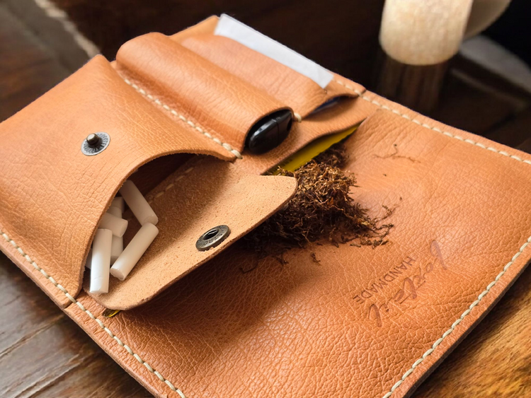 Кожен калъф с кожена връзка и ръчни седларски шевове.