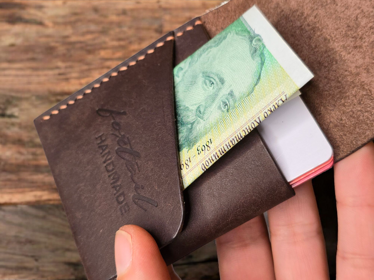 Ръчно изработен калъф за карти – подходящ за мъже и жени.