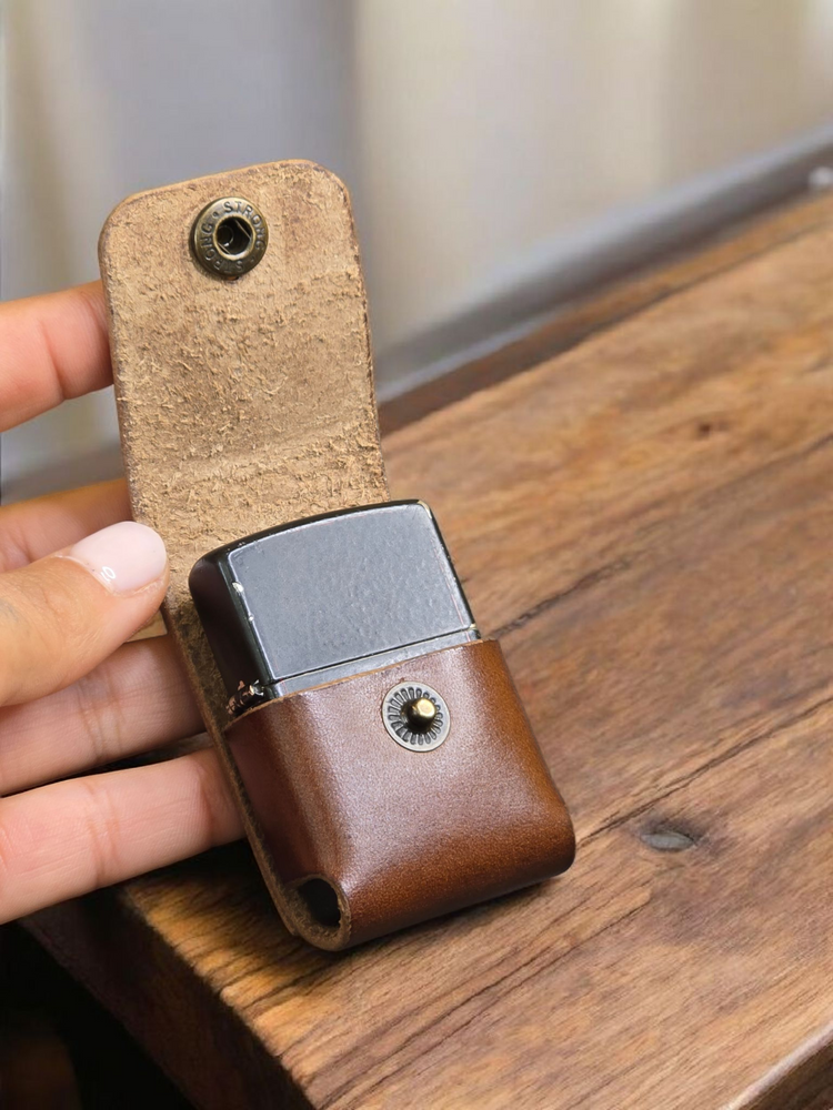 Калъф от естествена кожа за стандартна Zippo запалка.