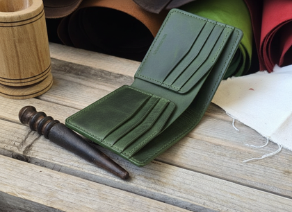 Отворен мъжки портфейл от естествена кожа с видими отделения за карти, банкноти и документи.