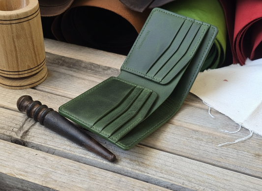 Отворен мъжки портфейл от естествена кожа с видими отделения за карти, банкноти и документи.