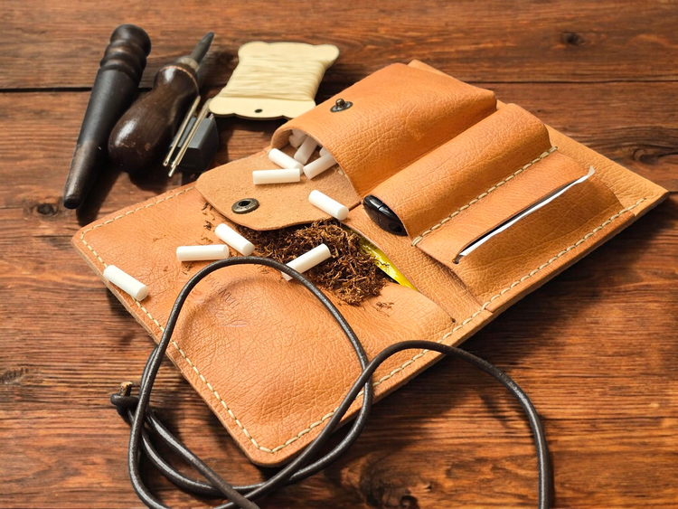 Кожен калъф за тютюн – стилен и оригинален подарък с ръчна изработка.