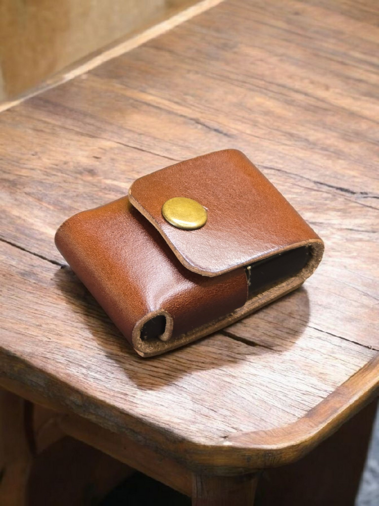 Ръчно изработен кожен калъф за Zippo запалка.