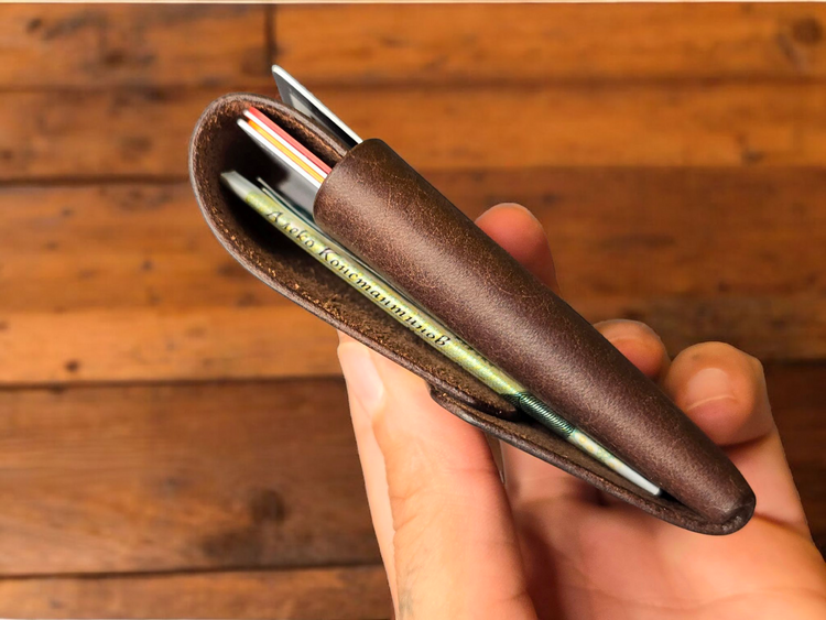 Кожа, която остарява красиво – картодържач с уникална патина с времето.