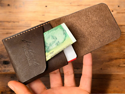 Минималистичен кожен картодържач, издръжлив и компактен.