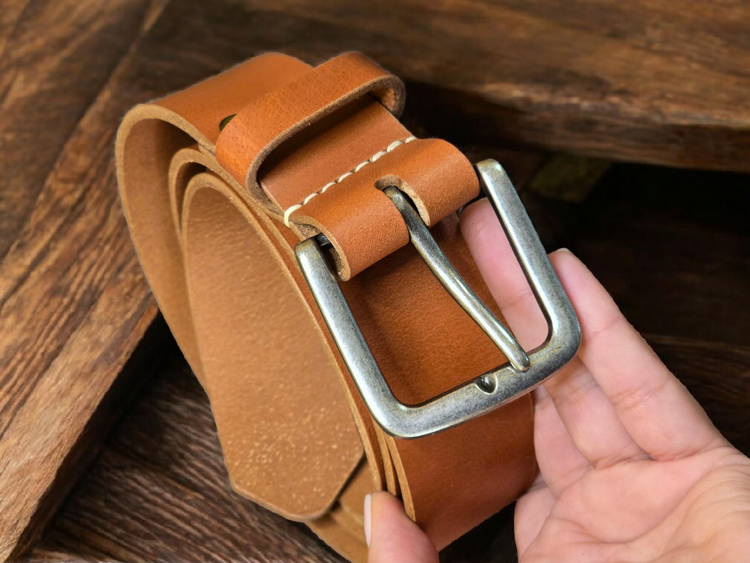 Кожата развива патина с времето – аксесоар, който остарява красиво.