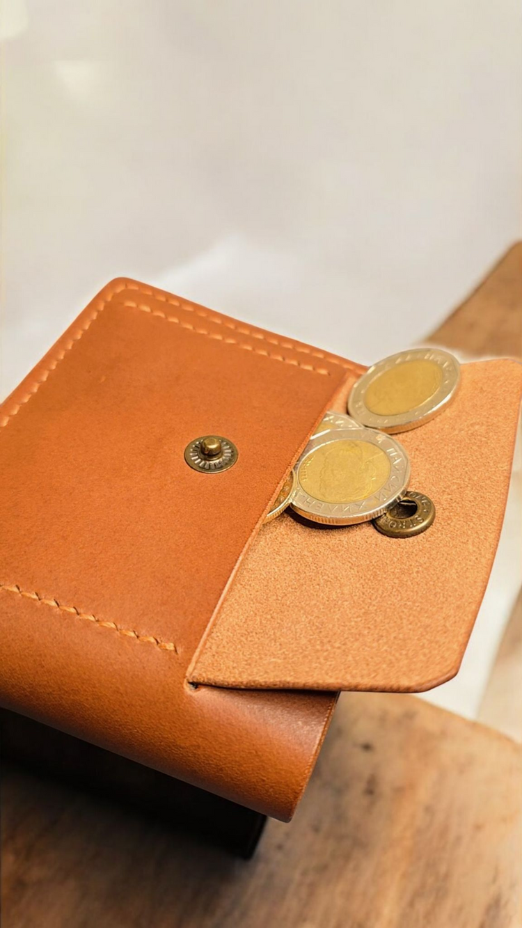 Отворен джоб за монети с тик-так копче – удобство и сигурност.