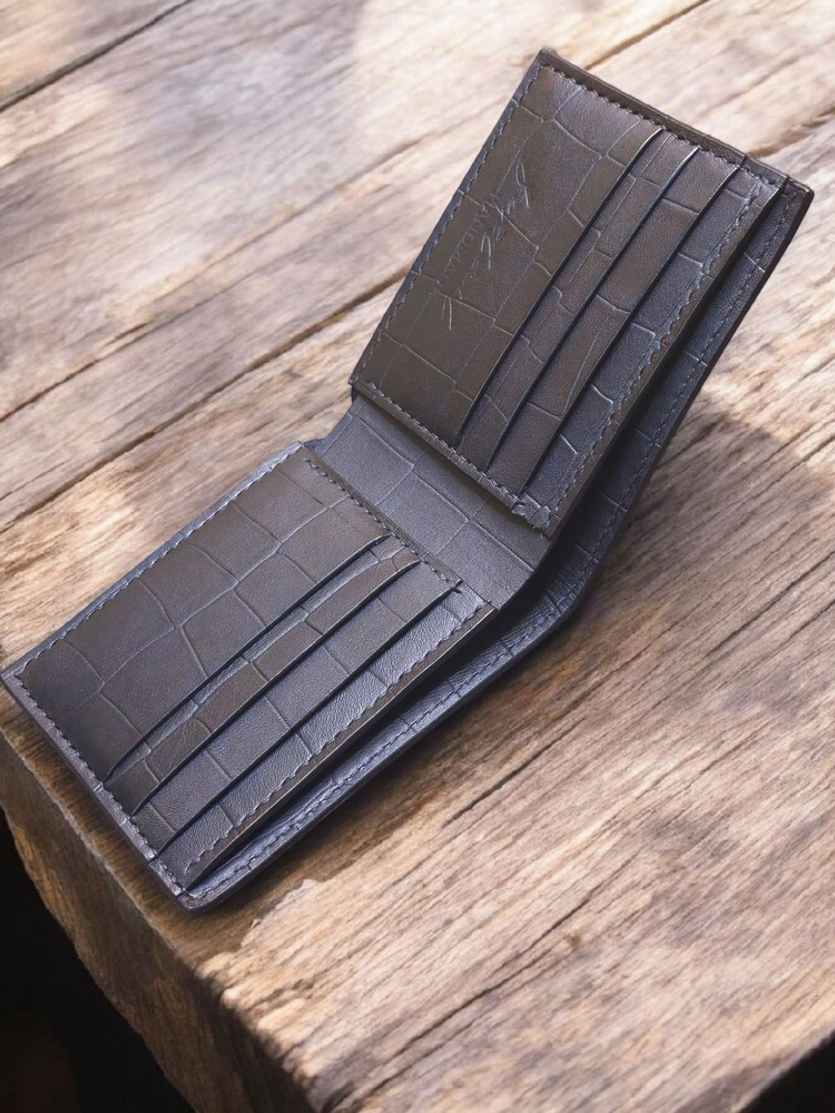 Класически кожен портфейл с изчистен дизайн и високо качество.