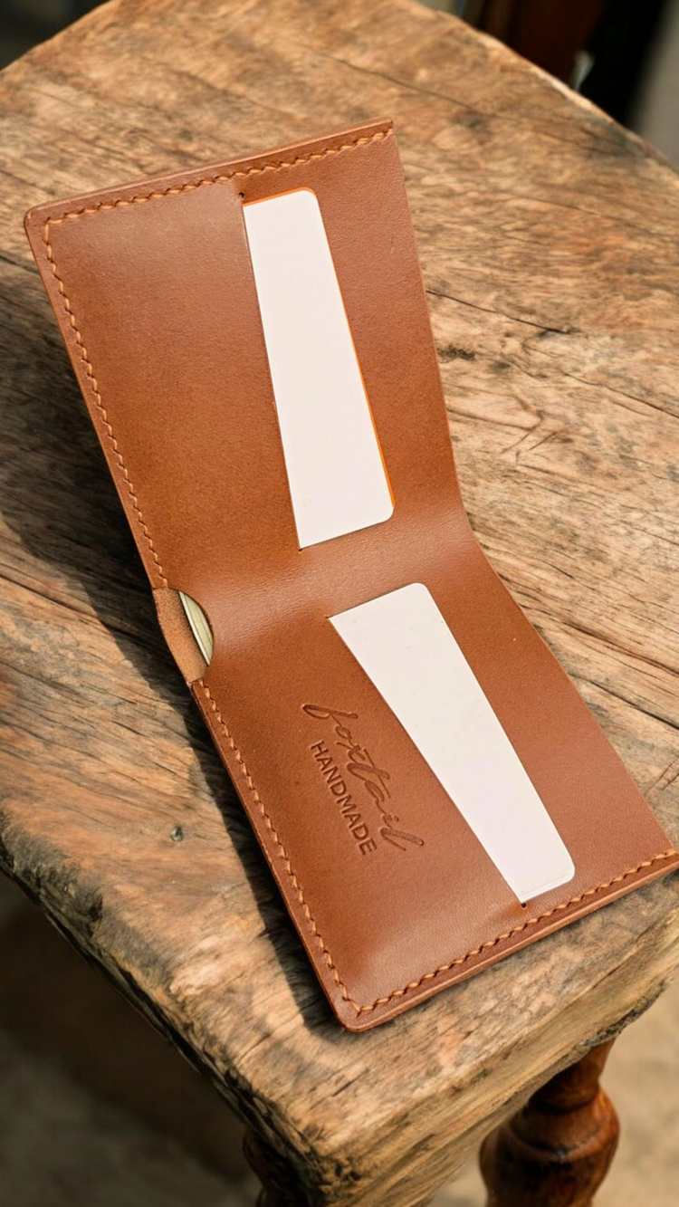 Минималистичен кожен портфейл с изчистен дизайн.