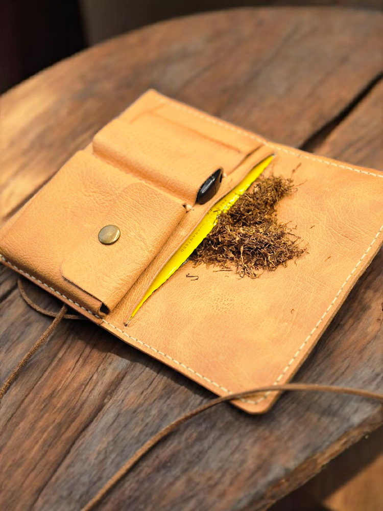 Калъф за тютюн с отделения за запалка, хартийки и филтри.