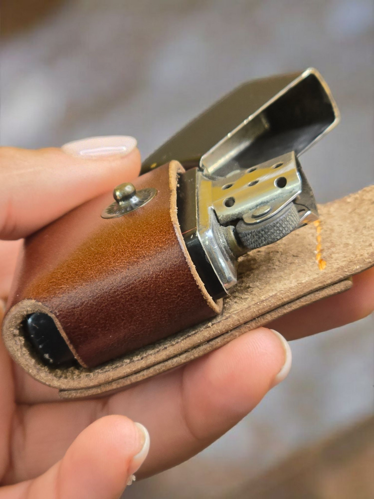 Компактен кожен калъф за ежедневно носене на Zippo.