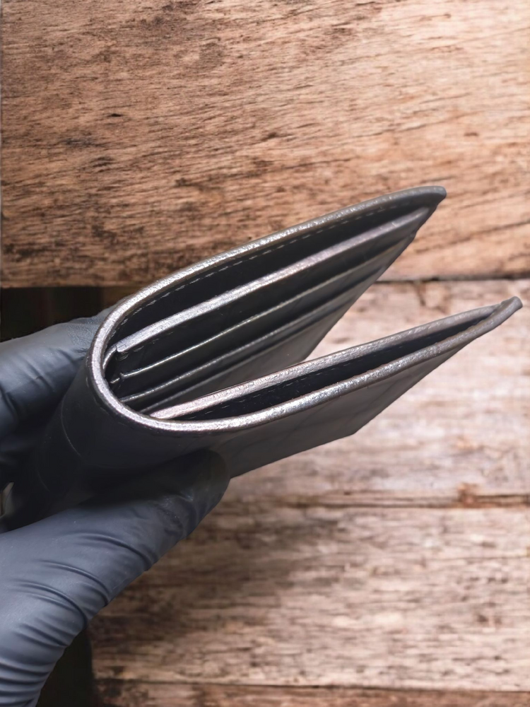 Удобен мъжки портфейл, подходящ за джоб и ежедневна употреба.