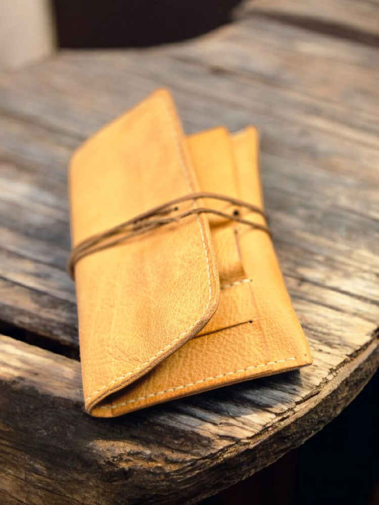 Компактен кожен калъф за тютюн с универсален дизайн – унисекс модел.