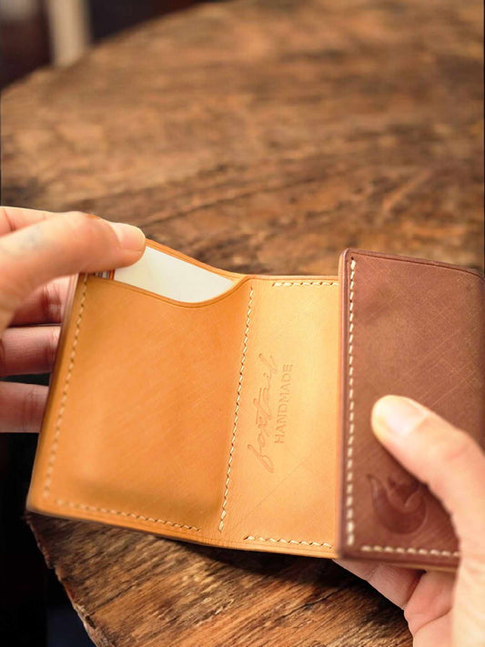 Мъжки минималистичен портфейл ръчна изработка – луксозен подарък от български майстор.