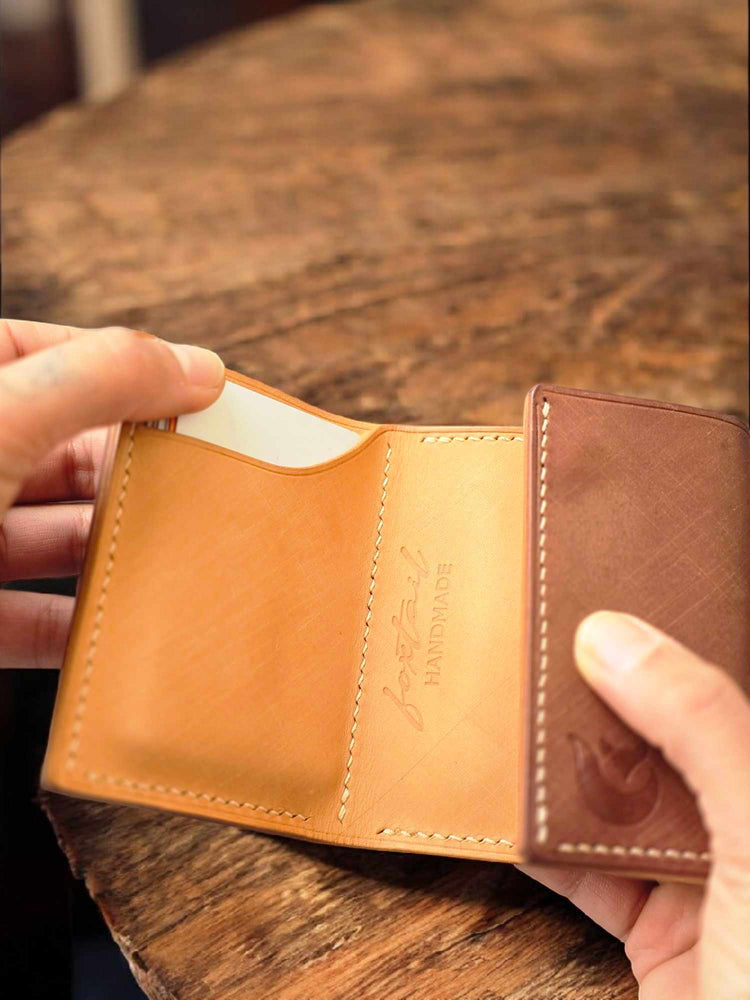Мъжки минималистичен портфейл ръчна изработка – луксозен подарък от български майстор.