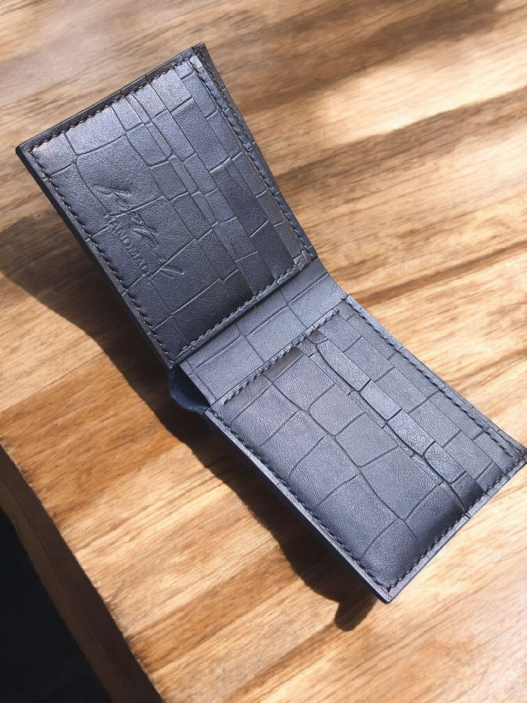 Мъжки кожен портфейл – ръчно изработен от естествена кожа в класически стил.