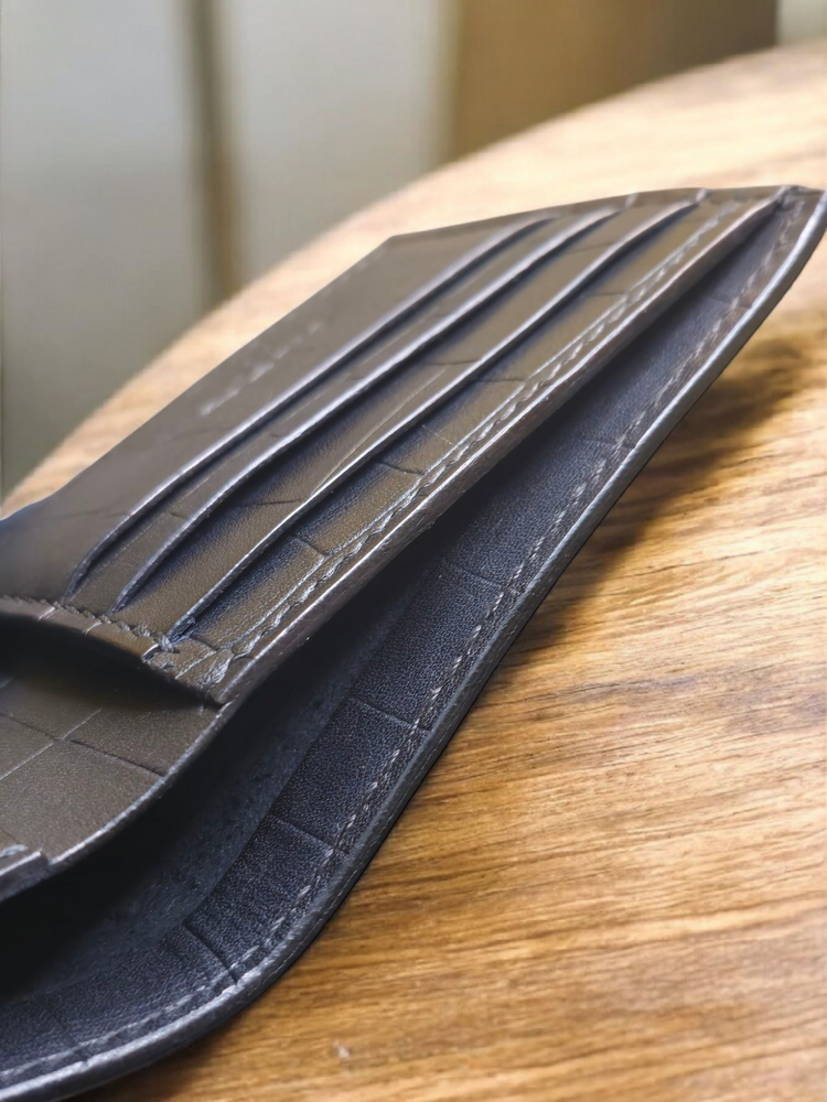 Портфейл с отделения за карти и банкноти – компактен и практичен.