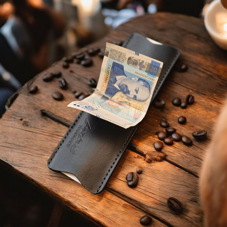 Минималистичен кожен портфейл с практично разпределение.