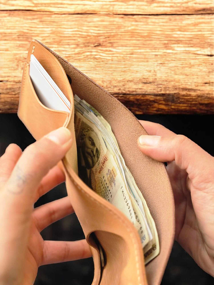 Компактен кожен портфейл Timber – подходящ за мъже и жени, идеален за всеки ден.