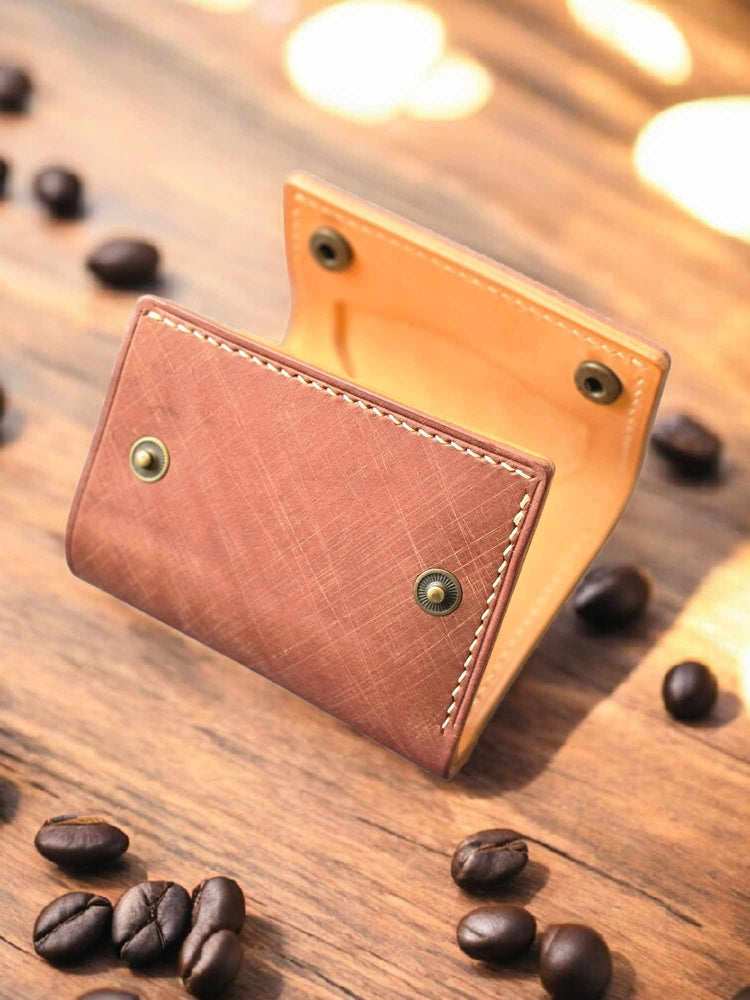 Мъжки и дамски кожен портфейл с монетник, издръжлив и стилен.