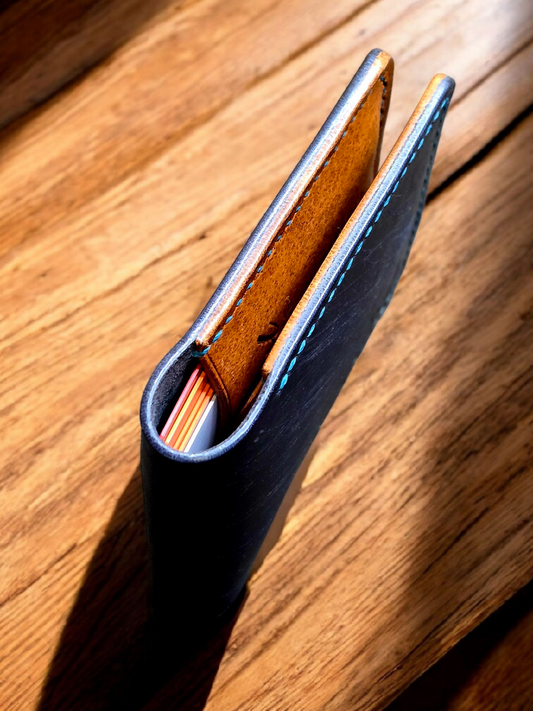 Минималистичен кожен портфейл с изчистен дизайн.