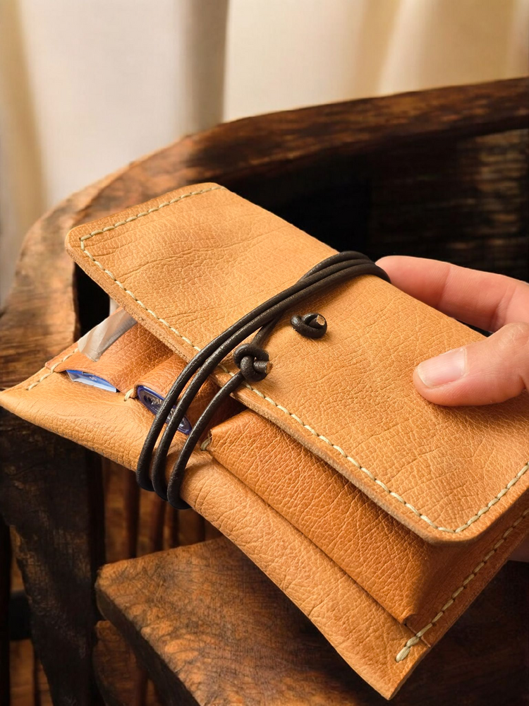 Персонализиран кожен калъф за тютюн – елегантен и практичен подарък.