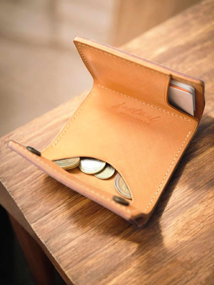 Ръчно ушит портфейл с отделение за монети и джоб за карти.